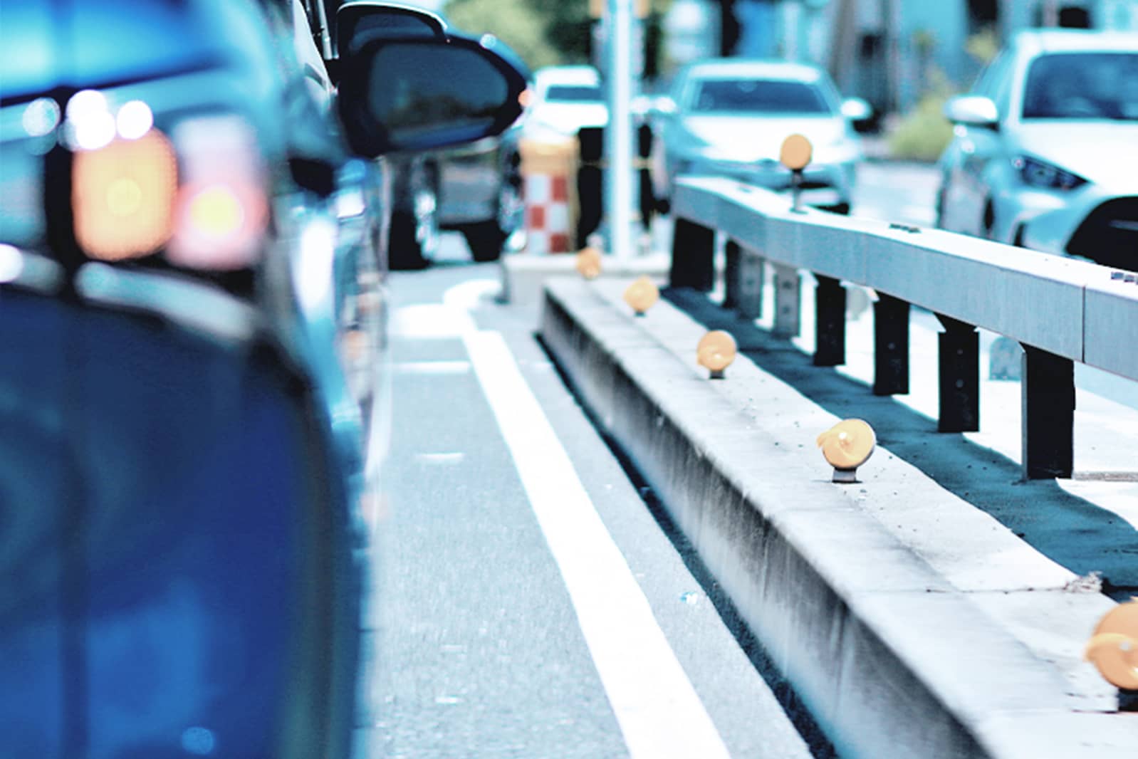 道路設備のイメージ：道路で車が行き交うイメージ