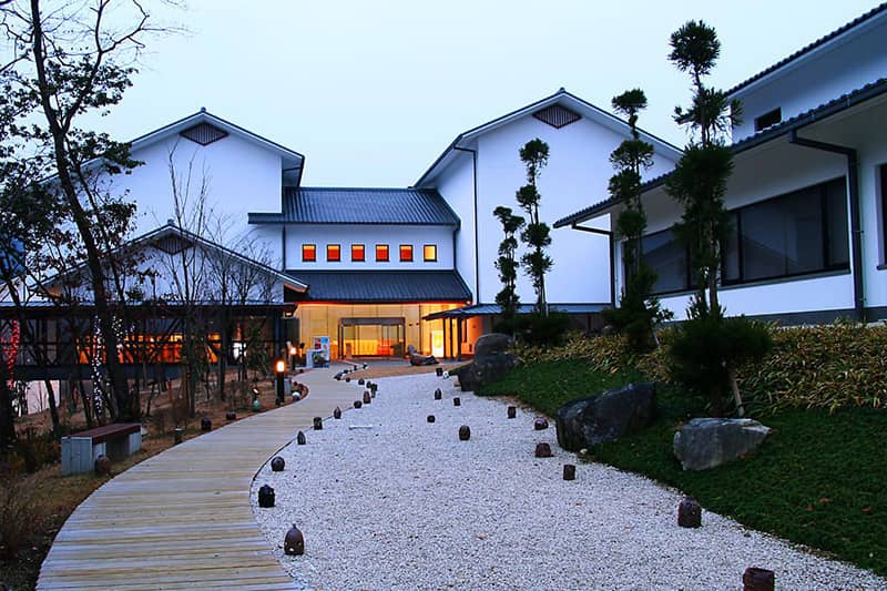 兵庫県立陶芸美術館の外観写真：玄関に続く道