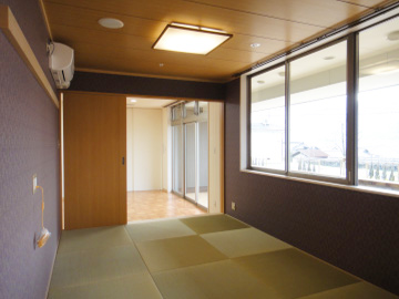 和室の個室の写真。電灯は四角形の和風の照明で、畳は一松模様になるように設置されている