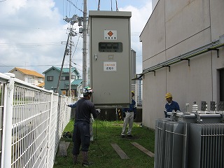 電機設備をクレーンで釣り上げている様子