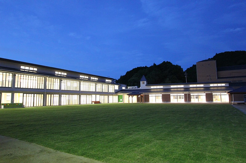 篠山市立味間認定こども園の外観の夜景写真2