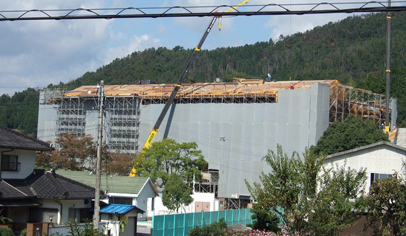 工事の足場に囲まれた柏原中学校南校舎の外観写真