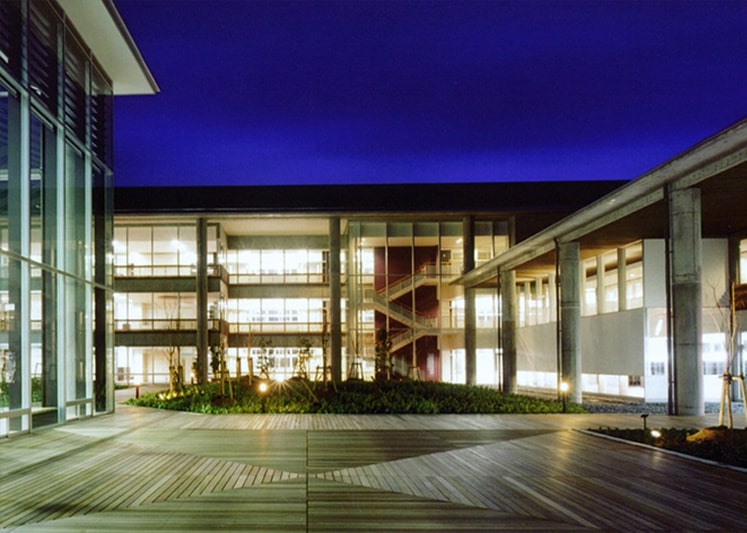 正面から見た篠山市立篠山中学校の外観の夜景写真