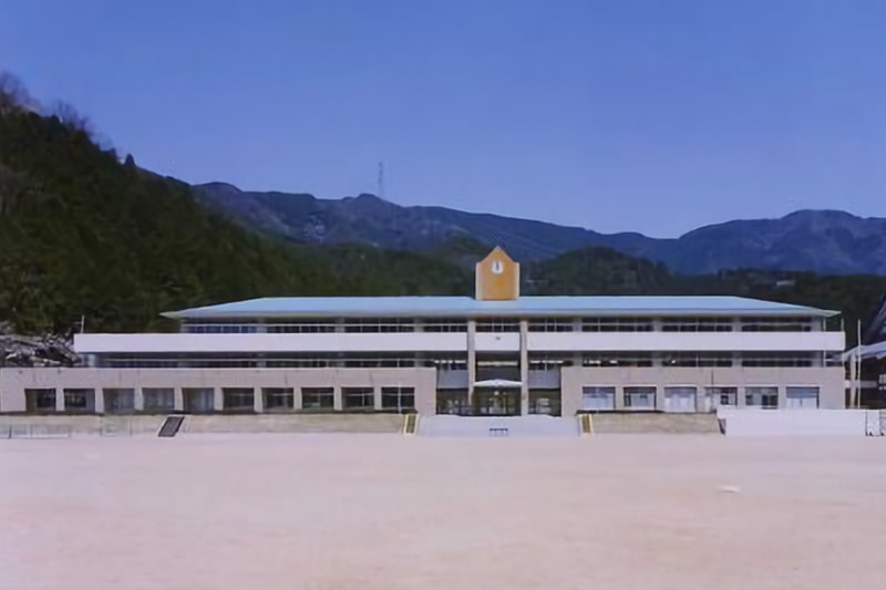 加美町中学校北校舎の外観の写真